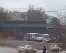 На Днепропетровщине водитель школьного автобуса скончался прямо за рулем, детей собирали на дороге