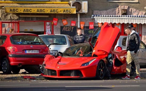 Дивитися боляче: автоледі безжально вбила новеньку Ferrari за 60 секунд