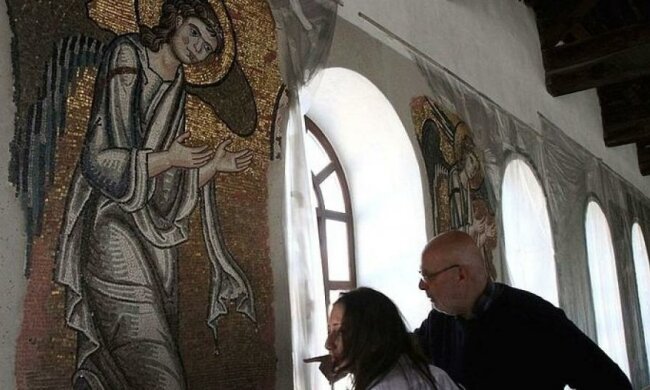 Реставратори знайшли приховану золоту мозаїку в храмі Ізраїлю