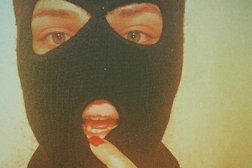 Юна дніпропетровчанка змайструвала балаклаву і пограбувала магазин