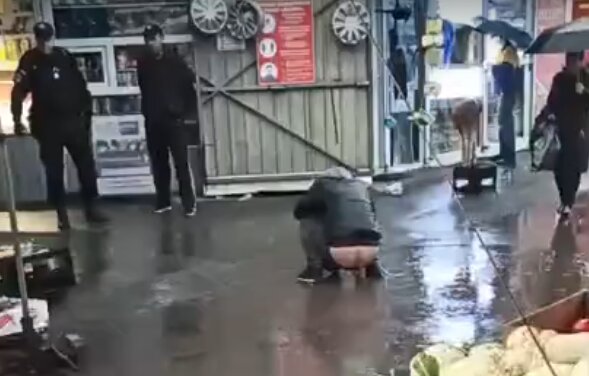 У Києві неадекват вирішив справити потребу просто посеред ринку, скрін з відео