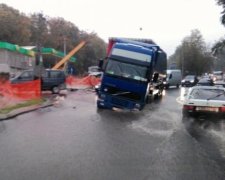 У Львові вантажівка провалилась під новий асфальт