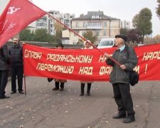 У Черкасах комунізм-парад за участю десятка пенсіонерів (фото)