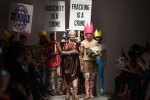 Британский дизайнер устроила акцию протеста прямо во время показа