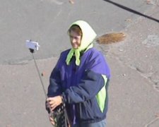 Пенсіонерка з Черкас своєю селфі-палицею підірвала соцмережі (відео)
