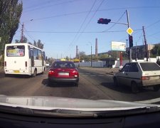 Водій переповненої маршрутки влаштував гонки в Маріуполі
