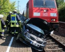 Залізничний кошмар: потяг 150 метрів тягнув авто по рейкам
