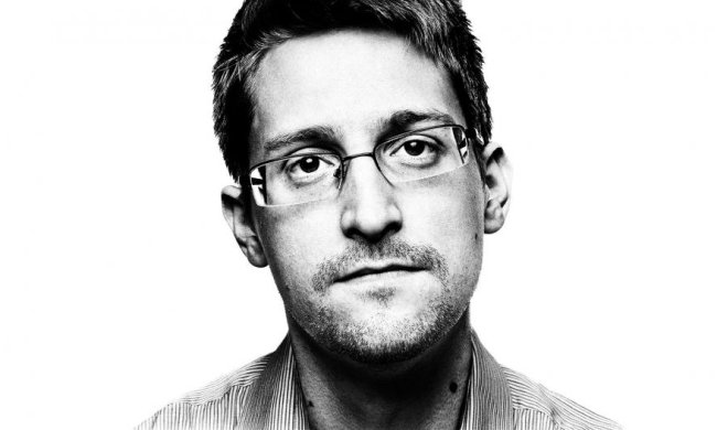За вами стежать: Сноуден радить заклеїти камеру ноутбука