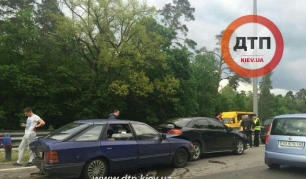 На виїзді з Києва зіткнулися 8 автомобілів