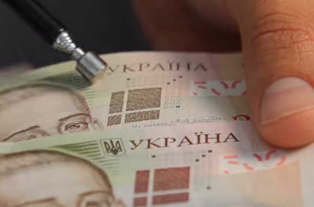 Банкноты гривны, скриншот с видео
