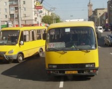 Маршрутники Запоріжжя увірвалися в будівлю міськради