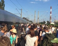 Зламаний "Інтерсіті" висадив людей посеред дороги