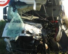 У моторошній аварії зіткнулися дві вантажівки
