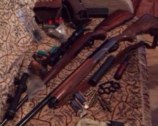 Під Києвом знайшли арсенал зброї і боєприпасів (фото)
