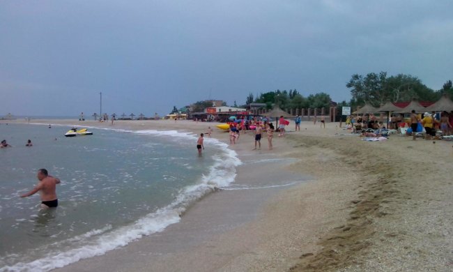 Полиция бессильна, родители бьют тревогу: нудисты оккупировали пляж перед детским санаторием