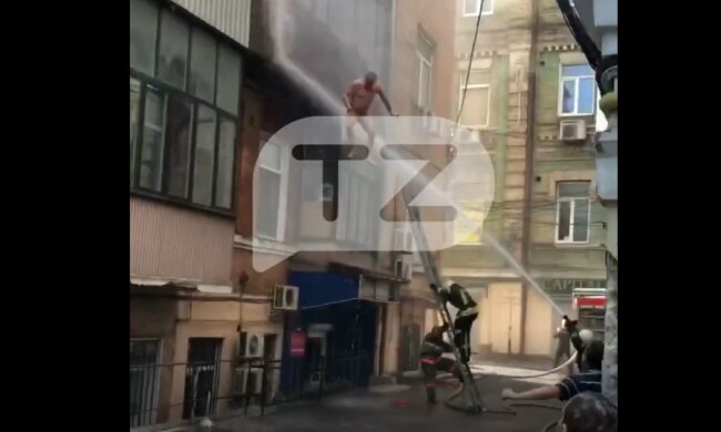В Киеве загорелась квартира, но голый владелец не разрешил тушить - прыгал на шланги и визжал