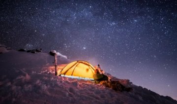 Пара ходить на побачення на вершини гір (фото)