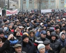 Обмануті студенти упіймали організатора проплаченого мітингу під Радою (відео)