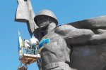 Пам'ятник Воїну-Визволителю відмили від патріотичного серця (фото)