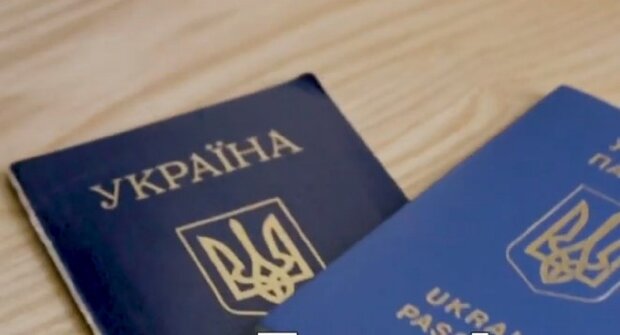 Паспорт України. Фото: скриншот Youtube