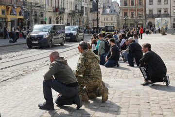Почтение погибшему военному. Фото УП. Жизнь - Украинская правда