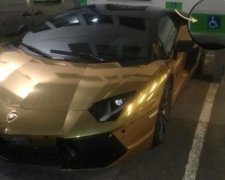 Нападающий "Боруссии" припарковал свой Lamborghini на месте для инвалидов