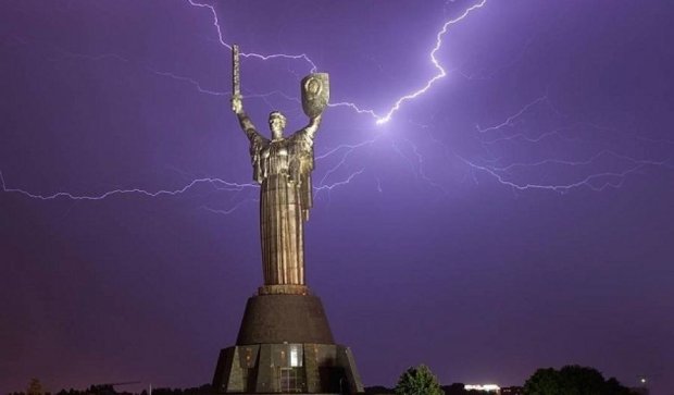 На Киев надвигается шквальная гроза с градом