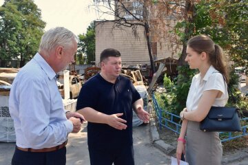 Посол ОБСЄ вдруге відвідав місце російського удару по житловому будинку на Подолі