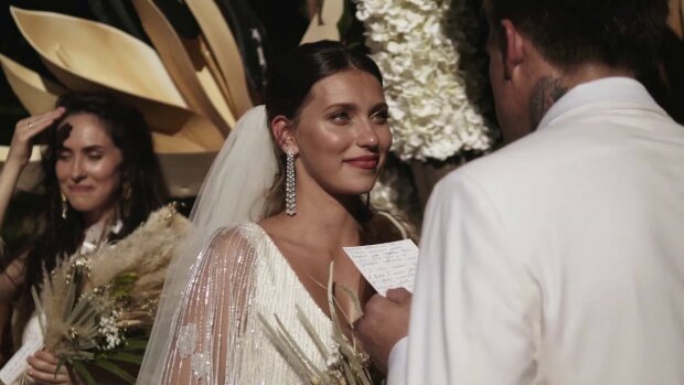 Как выходили замуж Каменских, Тодоренко и Собчак: выберите самый красивый наряд звездной невесты