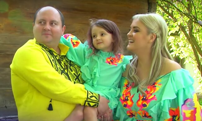 Юрій Ткач із сім'єю. Фото: скрін youtube
