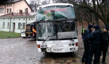 Посеред Львова туристичний автобус протаранив будинок (фото)