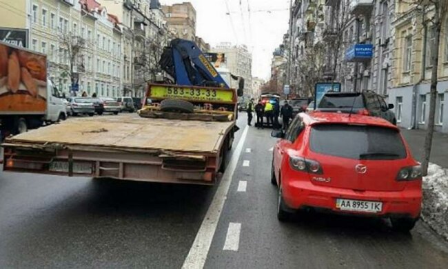 У Києві сніг прибирають разом з автомобілями (фото)