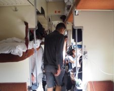 Свинарник в вагонах Укрзализныци ужаснул пассажиров