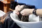Мытье головы, волосы, кадр из видео