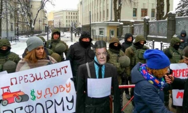 Под администрацией Порошенко поставили клон президента