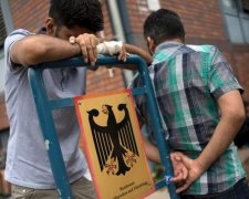 Не щастить по життю: німці хочуть виселити біженців на острови