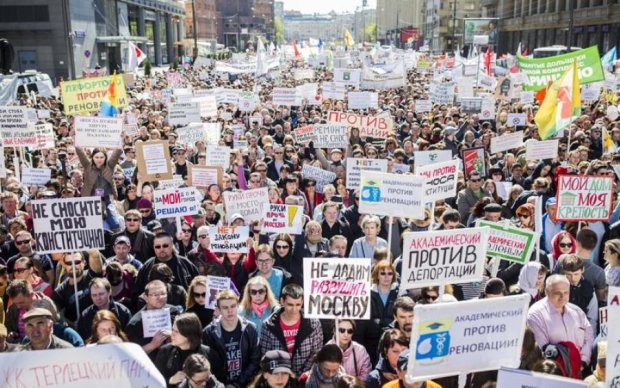 Десятки тысяч москвичей выступили в защиту "хрущевок"