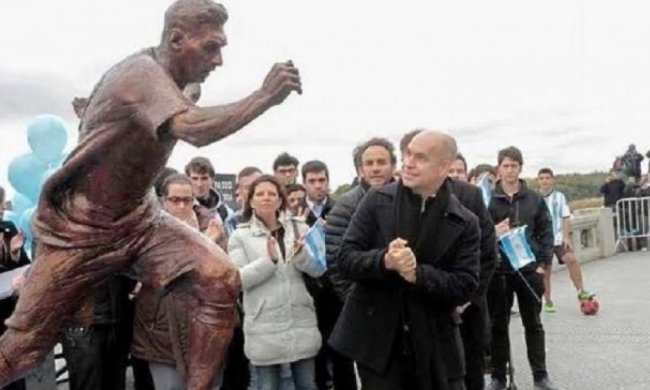 Знаменитый футболист забронзовел 