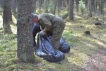 "Це просто жесть, люди": під Києвом у лісі знайшли мішок з трьома малюками, - щемливі кадри
