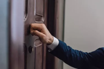 Стукають у двері. Фото з відкритих джерел