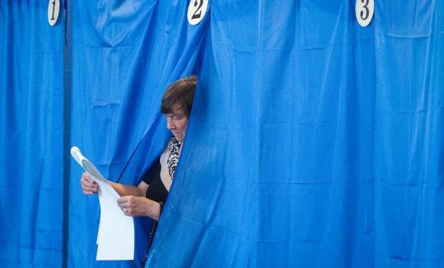 Киевлянам обрывают телефоны в день выборов: "Голосуйте в трубку"