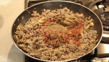 Запіканка з макаронів з грибами та соусом бешамель: фото скрін Ютуб