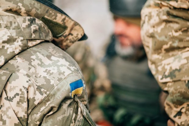 Украинцы устроили "народный суд" военному-пьянице: да куда ему, разве что на заработки в Польшу
