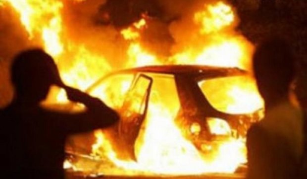Нічний підпал: в Ужгороді згорів словацький Mercedes (ФОТО)
