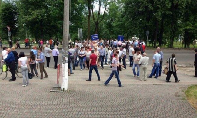 Херсон сковали митингующие
