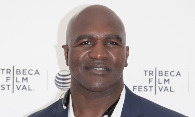 Легендарный Холифилд отправил в нокаут хоккеиста: видео