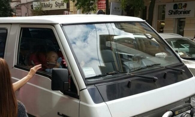 Мать-кукушка чуть не спекла ребенка в машине