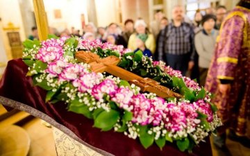 Українці відзначають Хрестопоклонну неділю