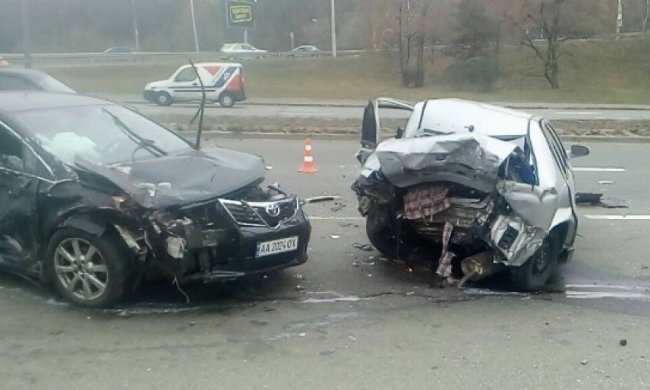 Серйозна ДТП у столиці: авто перекинулося на дах (фото)