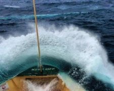 Моряк зняв жахливу хвилю в момент удару об паром